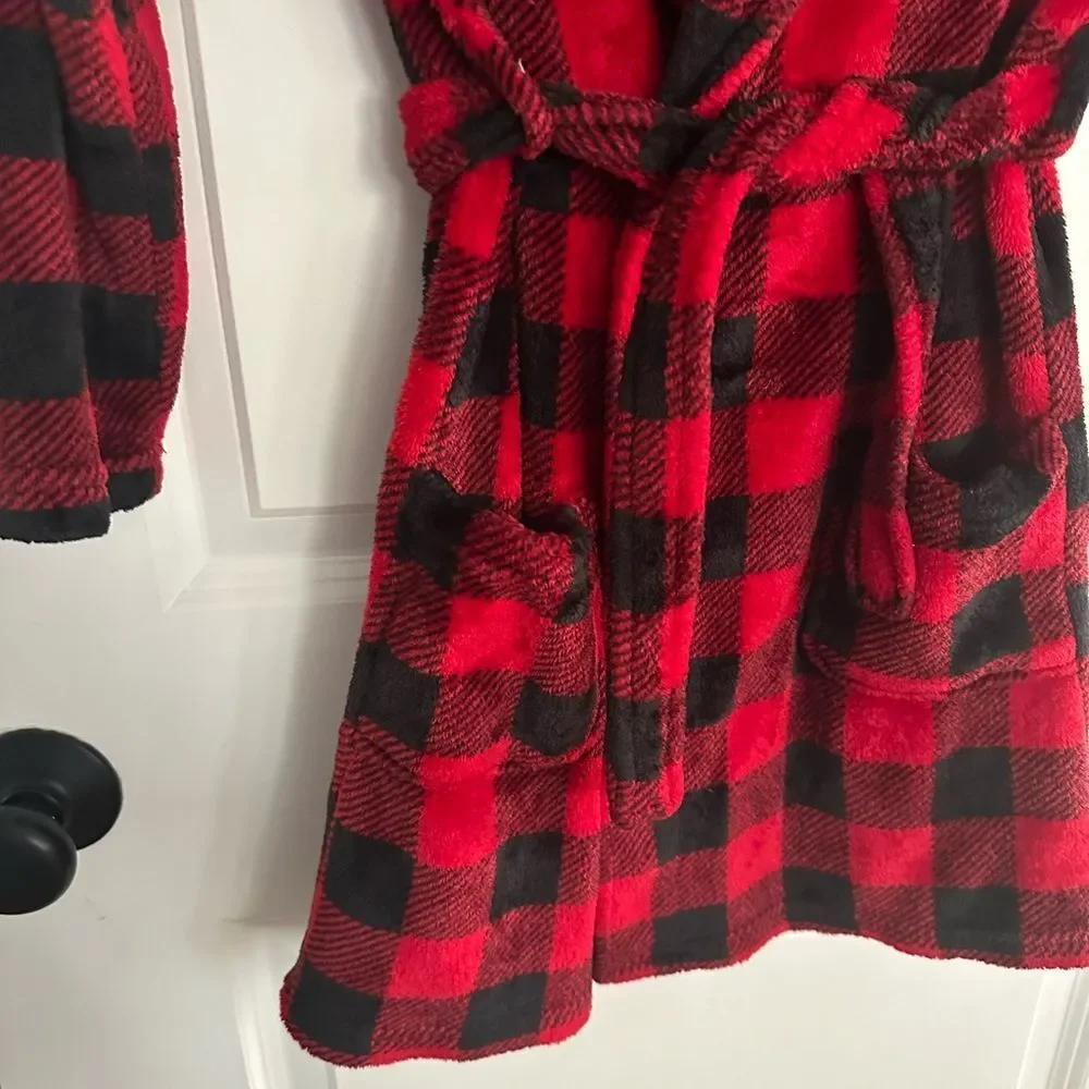 Wonder Nation Black & Red Buffalo Print Boy Robe Size 6/7 (S)